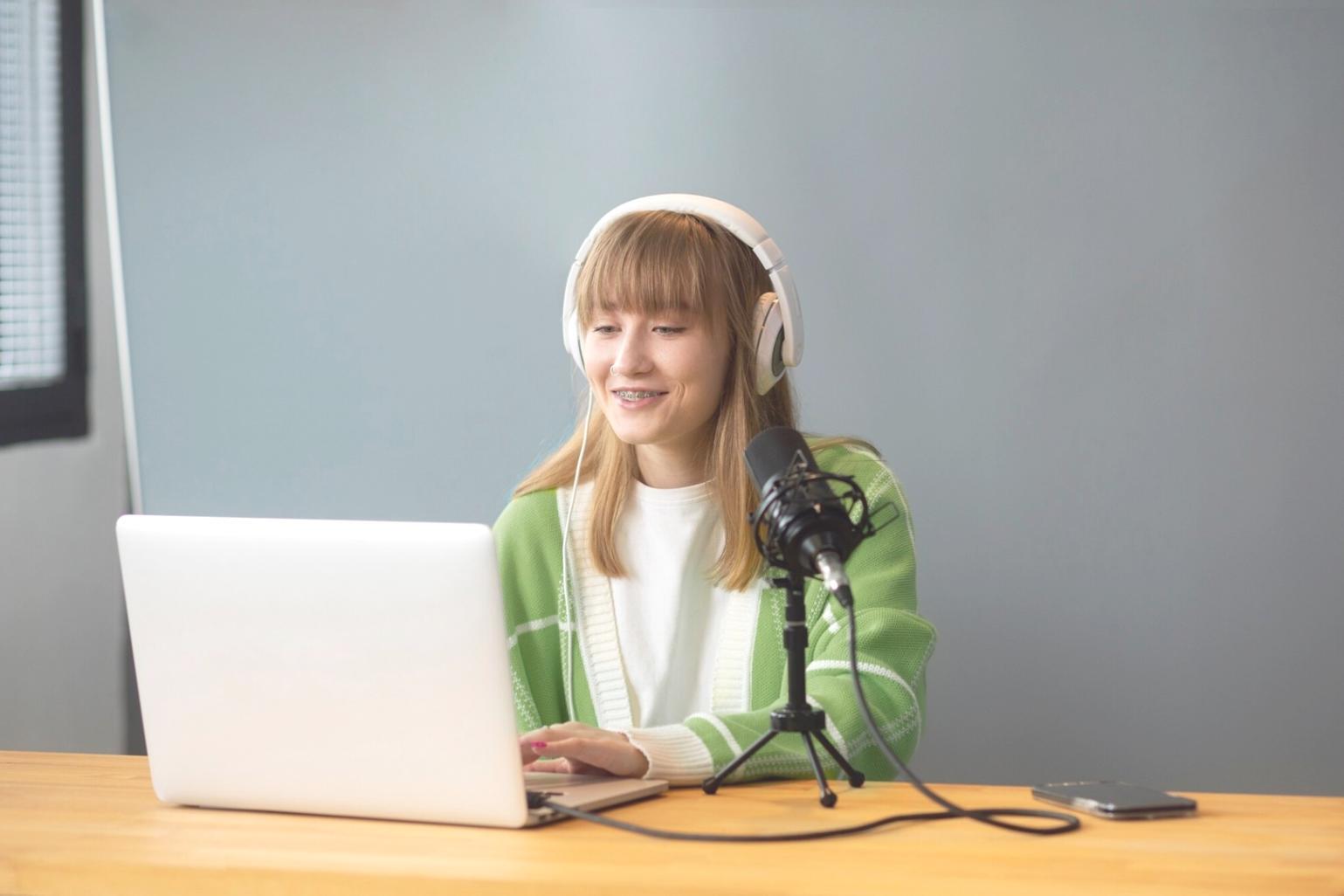 Finanzplanung Seminar mit Teilnehmern die gemeinsam Budgetstrategien erarbeiten