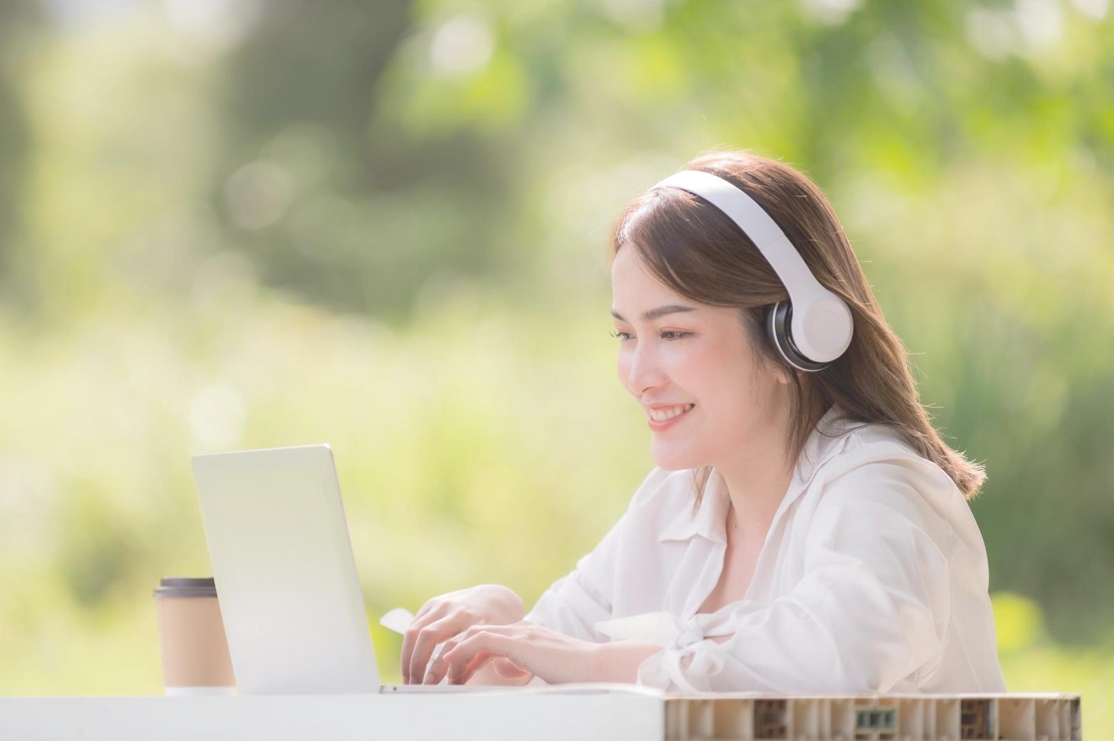 Mitarbeiterteam arbeitet gemeinsam an Finanzplanung mit Laptops und Dokumenten