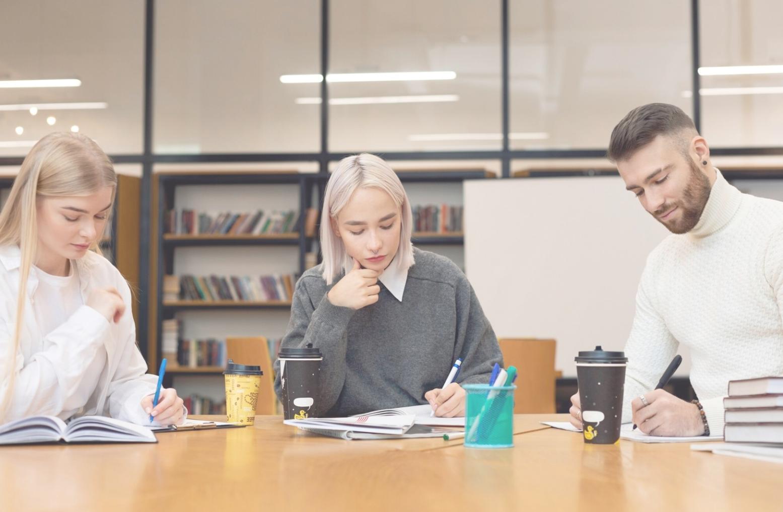 Unser Arbeitsplatz mit Finanzplanungsunterlagen